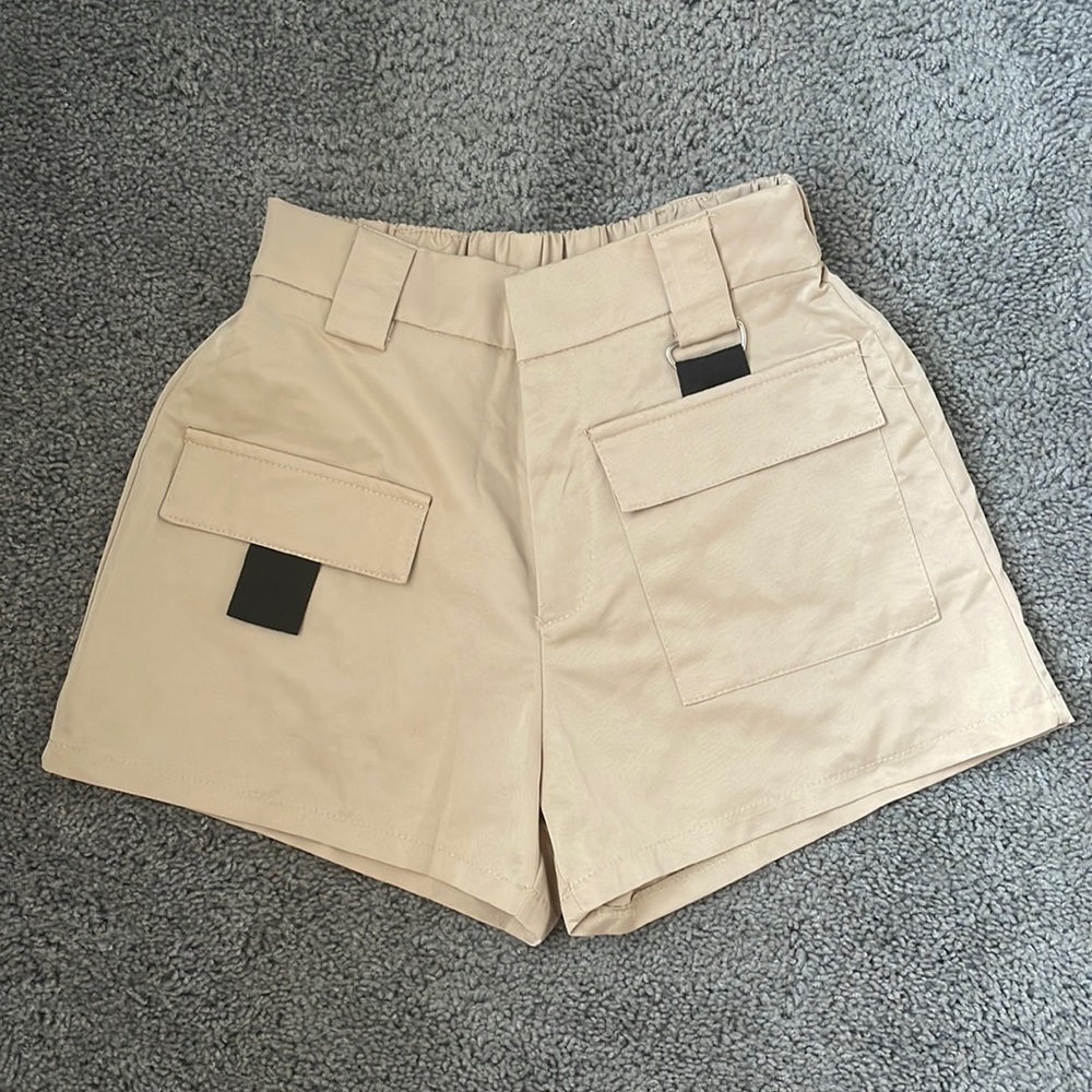 Street style khaki shorts